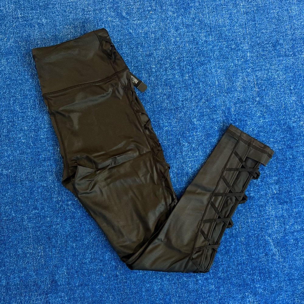 VS Knockout Tight / Legging • Size Small - Picture 4 of 5
